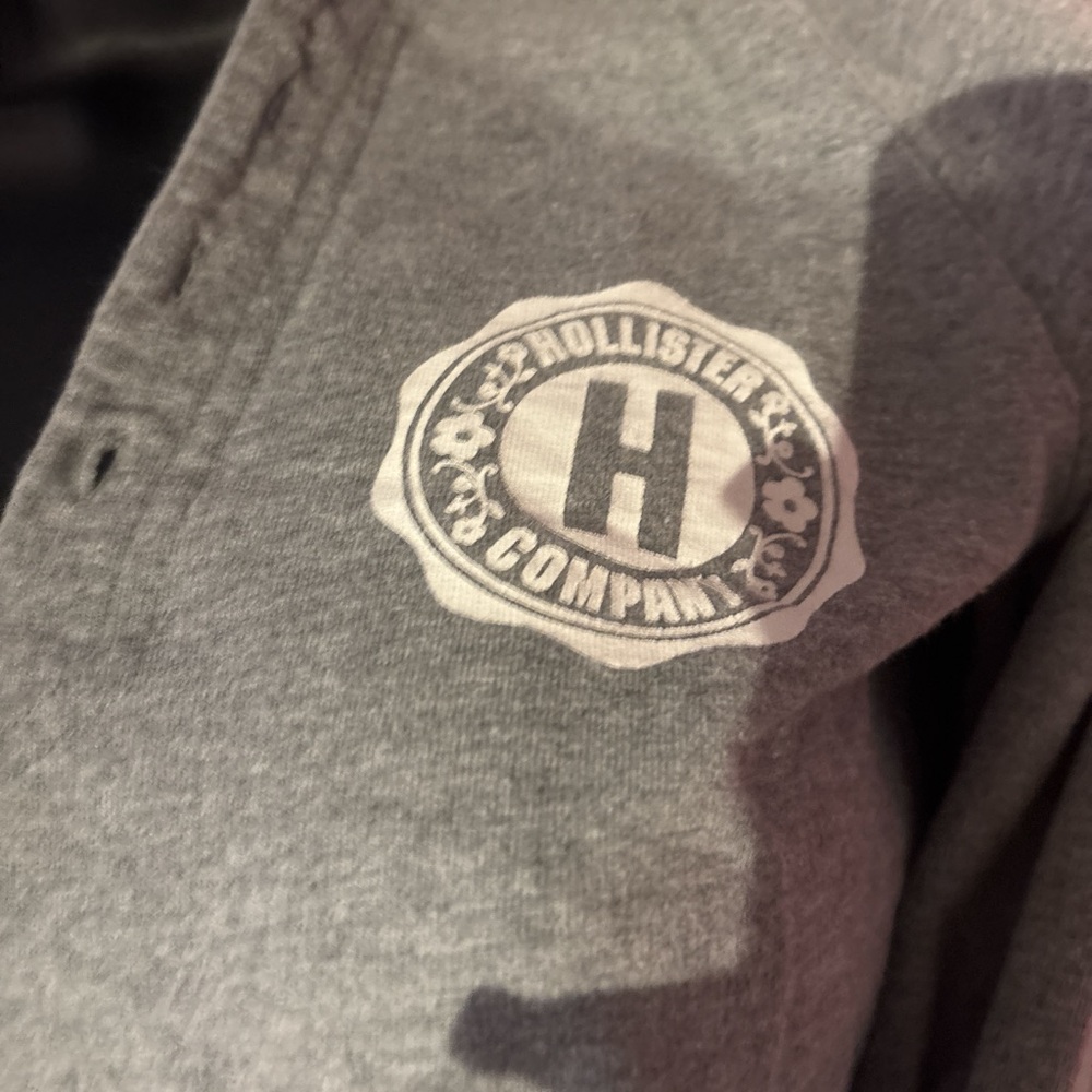 hollister - Picture 2 of 4